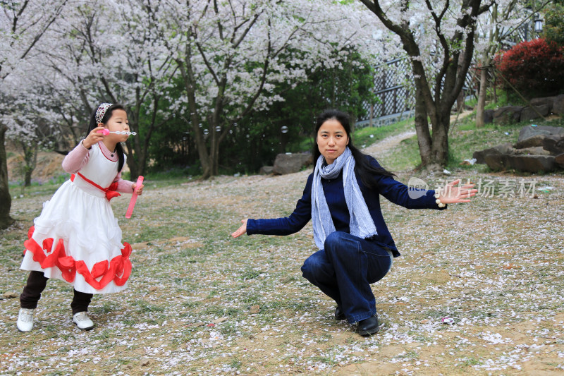 春暖花开母女在樱花林中开心玩耍