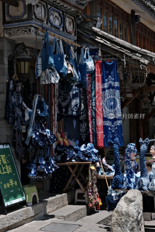 特色手工艺品店的蓝染制品展示