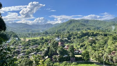 山村绿野蓝天白云风景