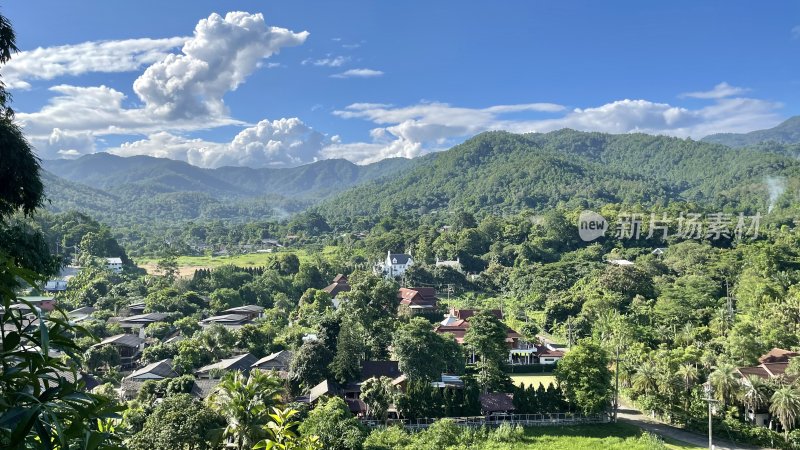 山村绿野蓝天白云风景