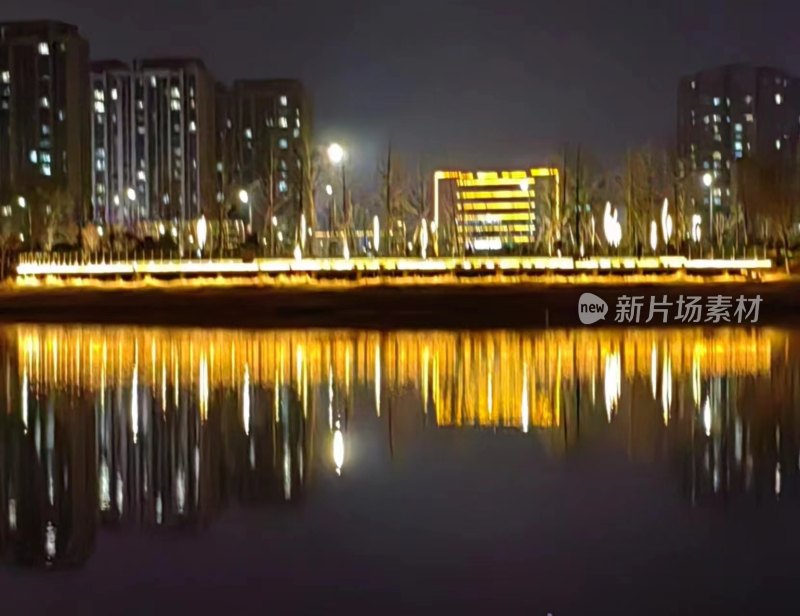 城市夜景中灯光倒映在河面的景象