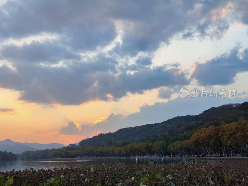 杭州西湖断桥湖畔黄昏夕阳下的景色