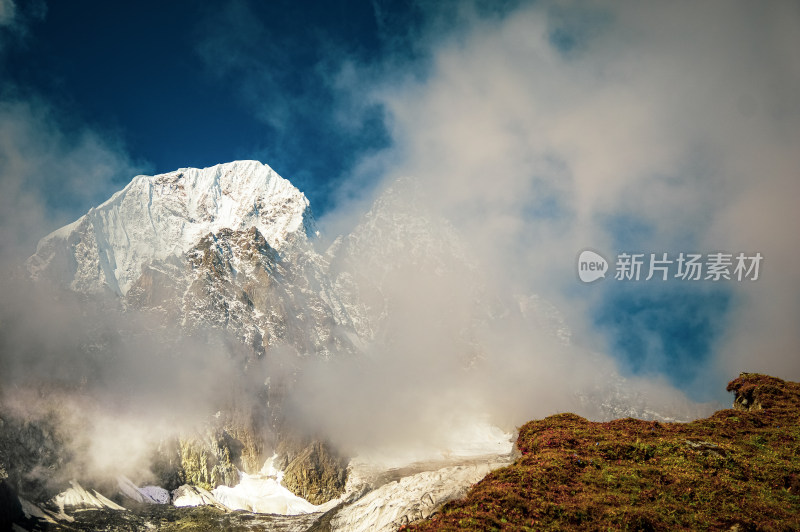 云雾中的雪山风景