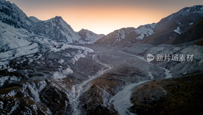 航拍雪山日落风景