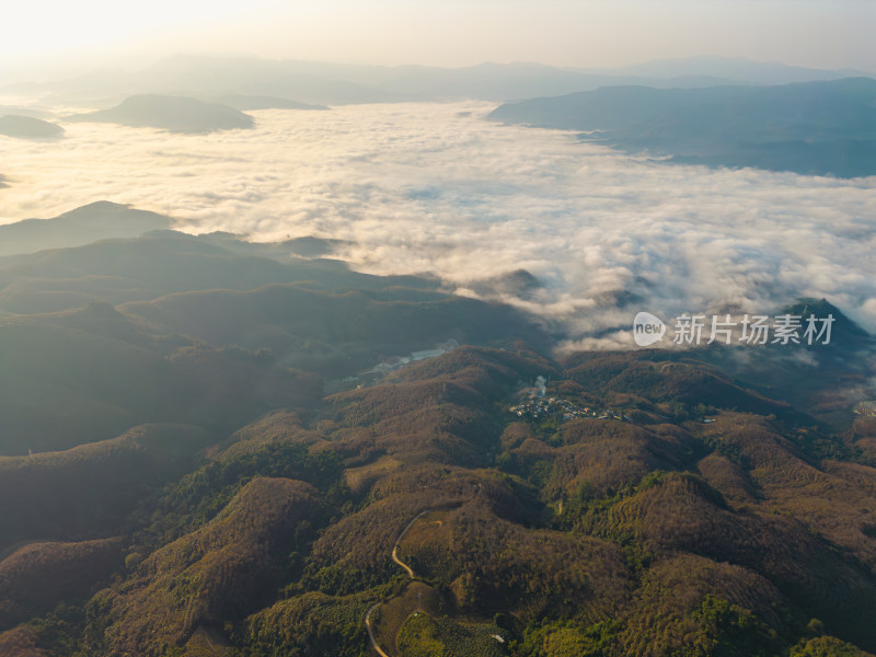 航拍日出时的高山和云海自然风光