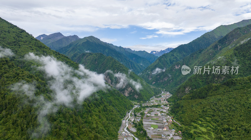 川西阿坝理小路自驾途中的理县朴头镇罗沟村