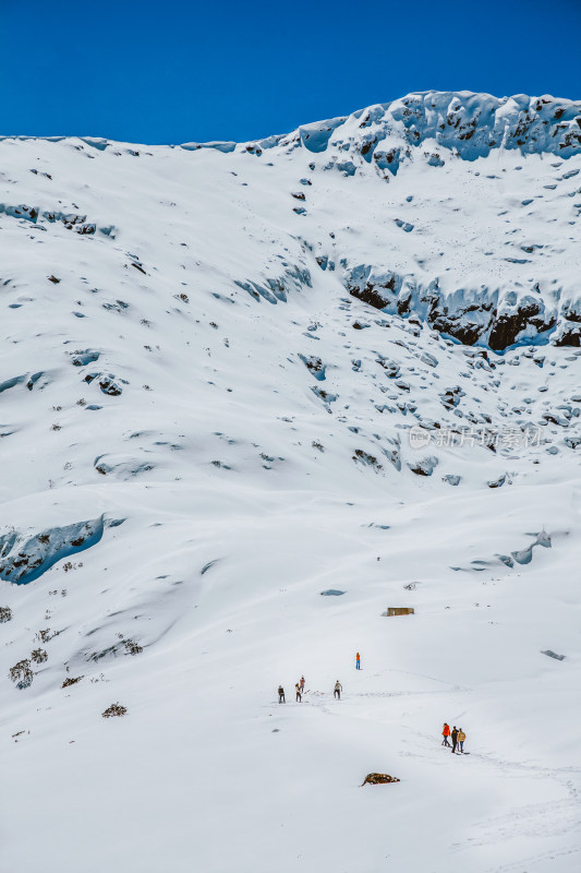 雪山上的登山者