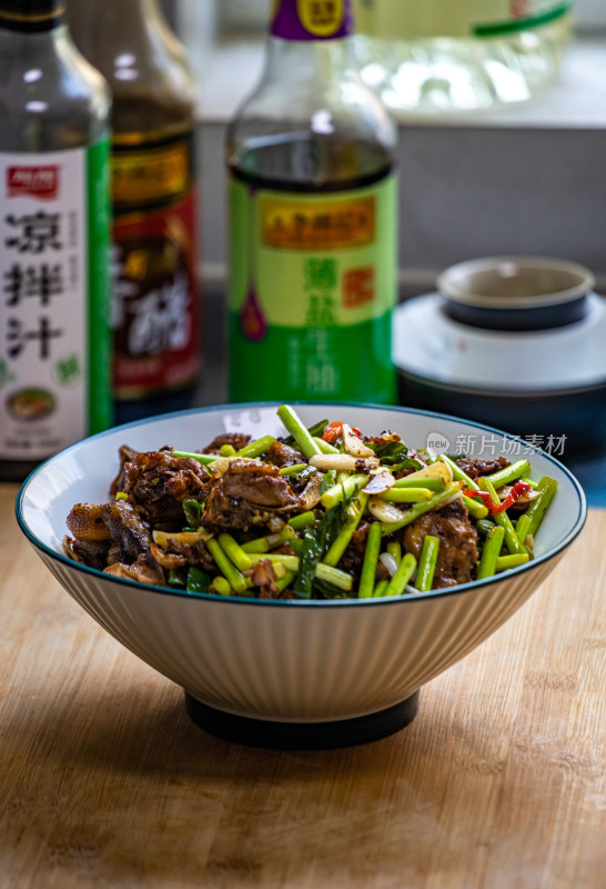 蒜苔青椒干锅鸭家常菜