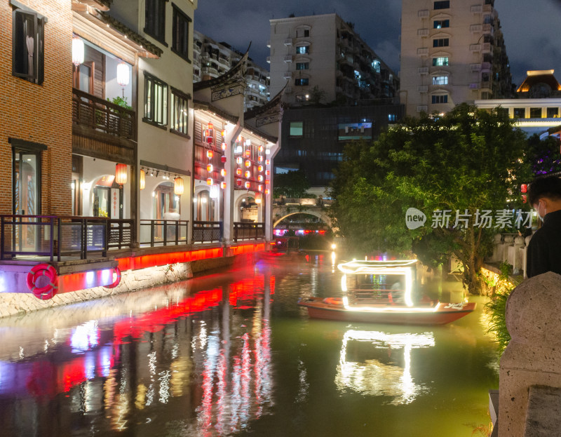 福州上下杭景区夜晚上的河岸中式建筑