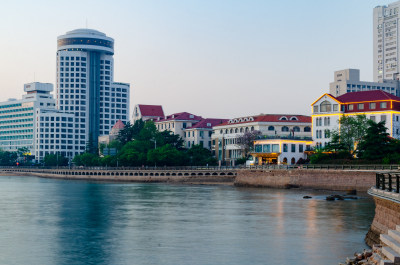 青岛第一海水浴场旁的建筑