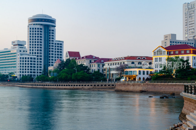 青岛第一海水浴场旁的建筑