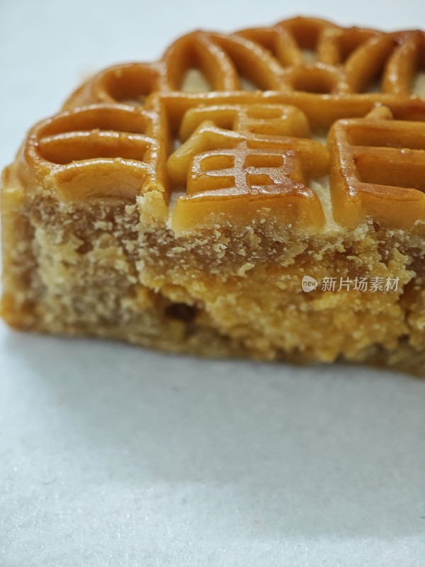 切开的月饼展示内部馅料特写