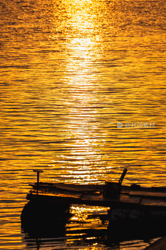 夕阳下湖面与栈桥景象