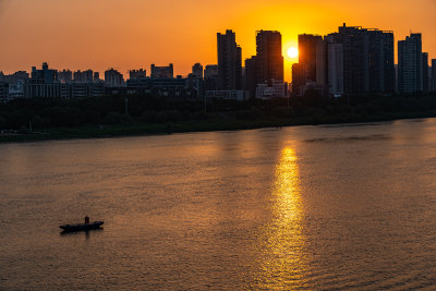 黄昏时的湖南株洲湘江风光带城市景观