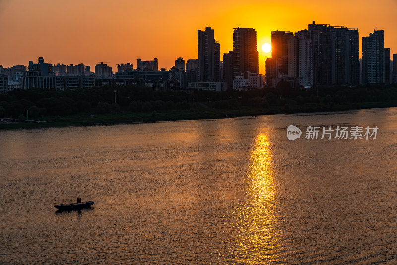 黄昏时的湖南株洲湘江风光带城市景观