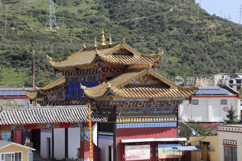 四川阿坝州松潘川主寺寺庙建筑和屋顶