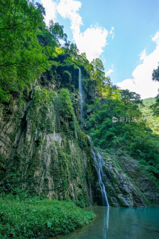 重庆黑山谷的瀑布水流景观