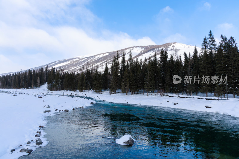 新疆喀纳斯雪景神仙湾冰河晨雾雪山森林雾凇