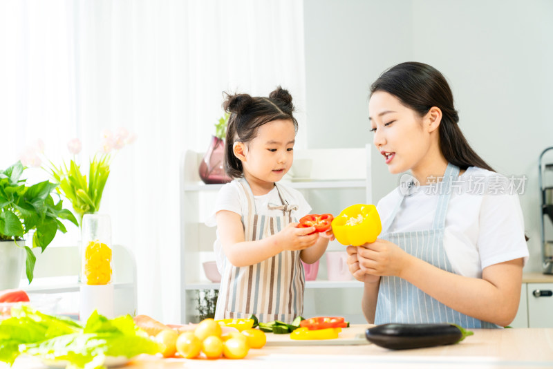 妈妈和女儿一起做饭