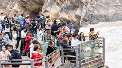 云南香格里拉虎跳峡景区及游客