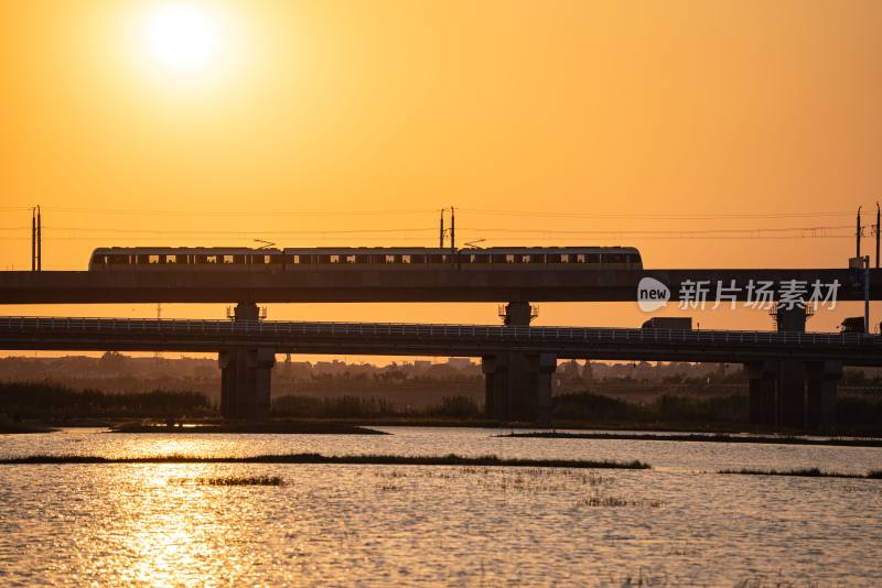 夕阳小桥梁上的地铁列车