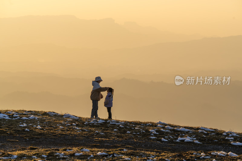 湖北利川齐岳山日落黄昏里的两小无猜