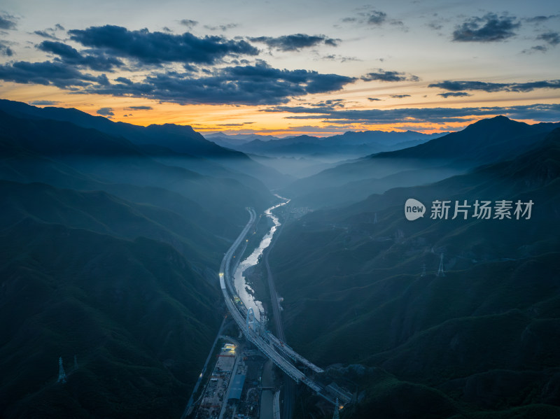 北京门头沟黄昏时分山谷雾气中的永定河