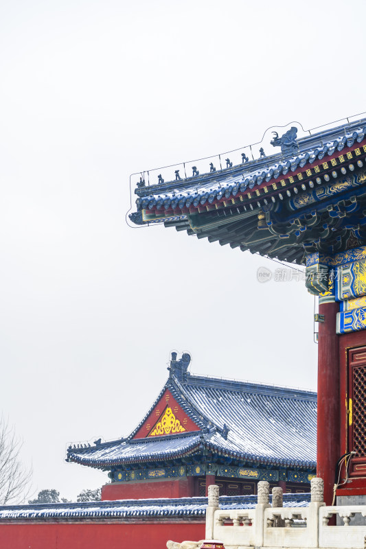 古建筑屋顶雪景，尽显历史古风韵味