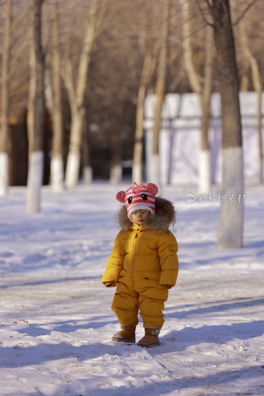 雪地中穿着厚衣的幼儿