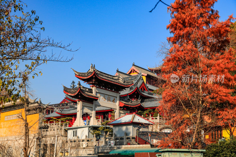 晴朗天空下的南京千年古刹鸡鸣寺