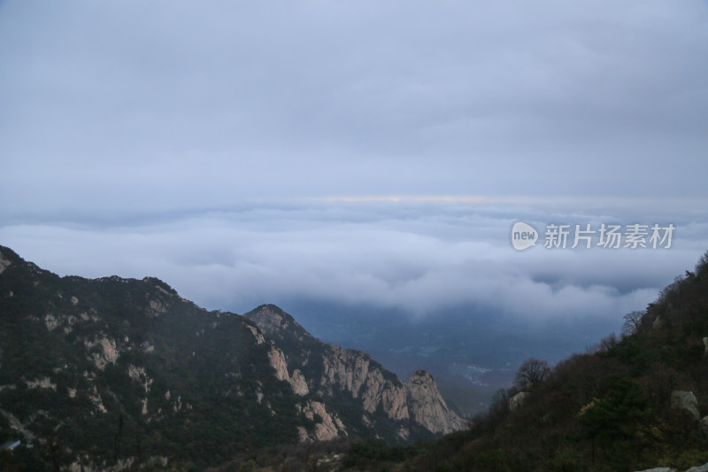 云海 山峰 山峦 清晨 泰山 壮观