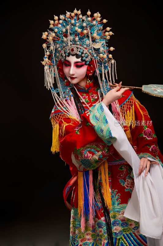 装扮国粹京剧贵妃醉酒角色形象的中国少女