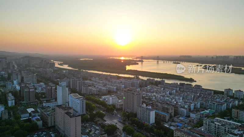 航拍湖北襄阳汉江城市日落