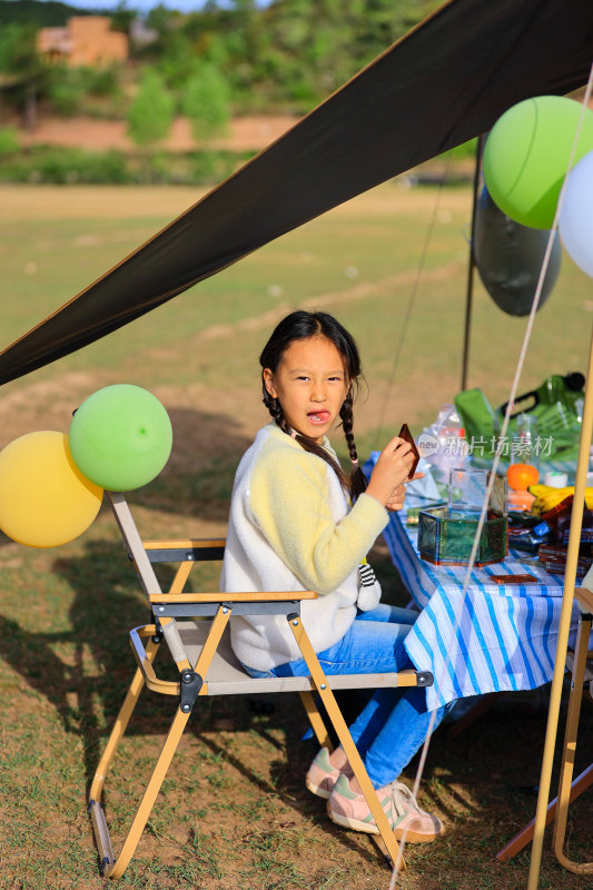 小女孩户外搭建彩色积木