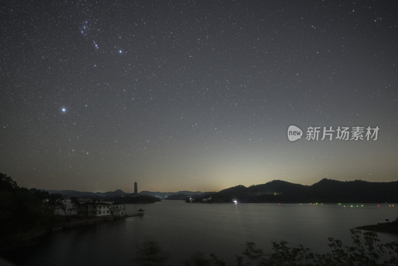 星空下的湖泊与山峦夜景