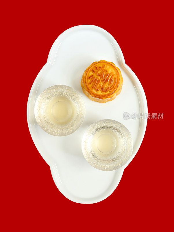 中式盘子上的中秋月饼和茶