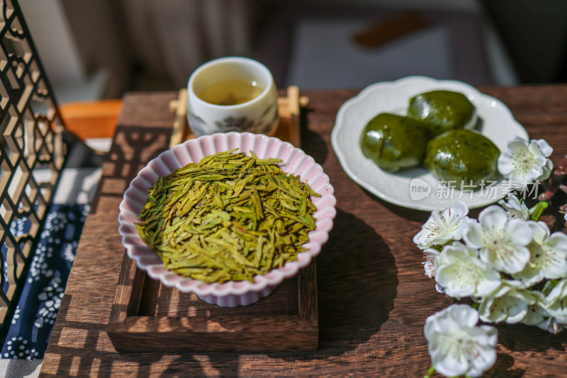 桌子上的茶,茶叶与青团