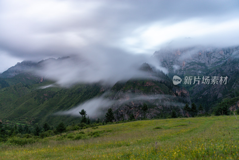 云雾缭绕的山峰