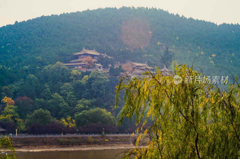 河南洛阳龙门石窟景区伊河对岸的古寺香山寺