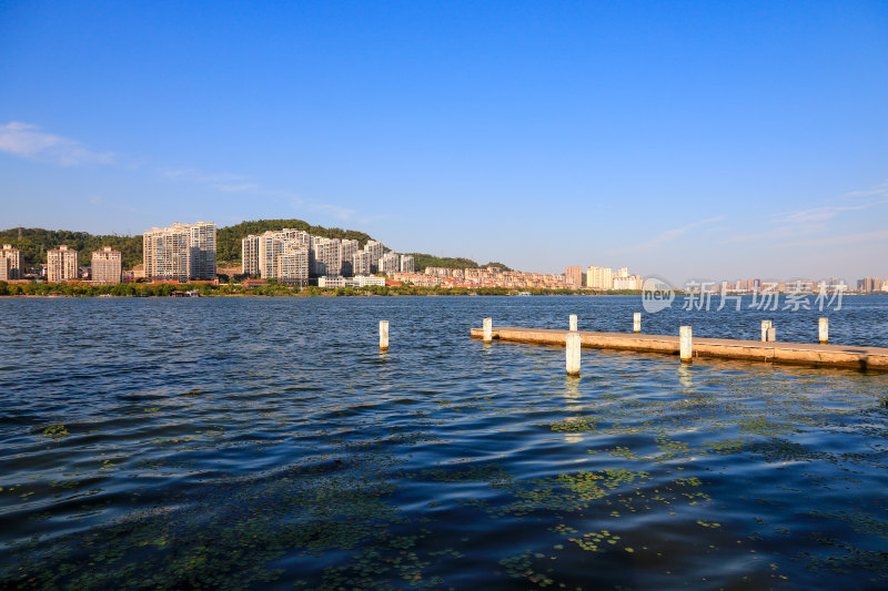 黄石磁湖景区城市风光，眺望城市天际线