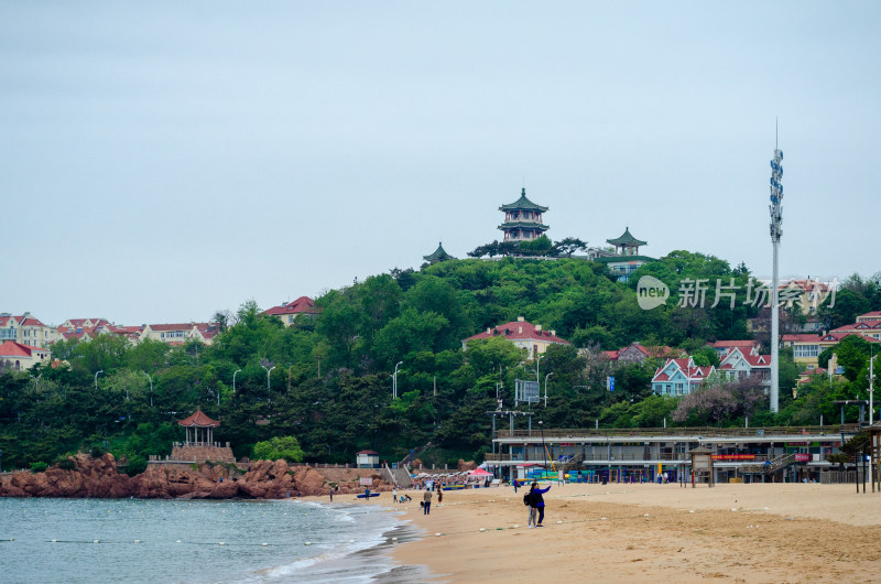 青岛第一海水浴场海岸小鱼山