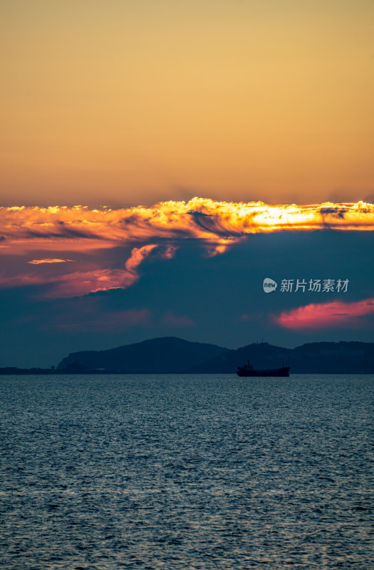 山东烟台东山栈桥海上日出海天相接一色景观