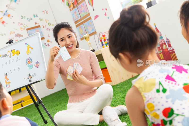 幼儿园老师和小朋友们