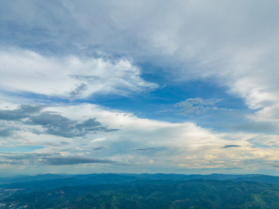 航拍天空高山草甸山脉田园村寨风光