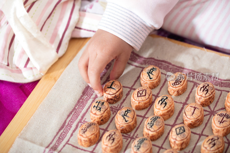 黄皮肤小孩子把中国象棋整齐排好