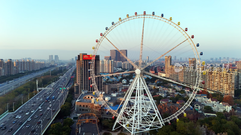 城市中摩天轮的高空俯瞰全景