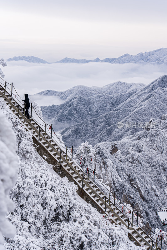 寒冷冬季大雪游客登山旅游