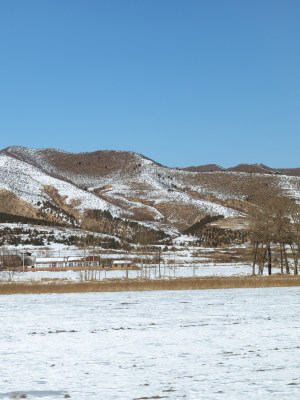 冬天雪后的农田与远山