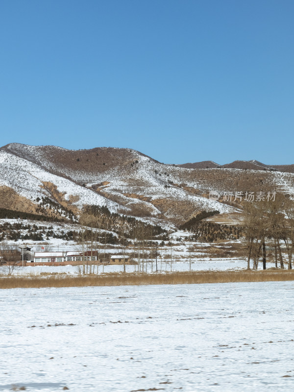 冬天雪后的农田与远山