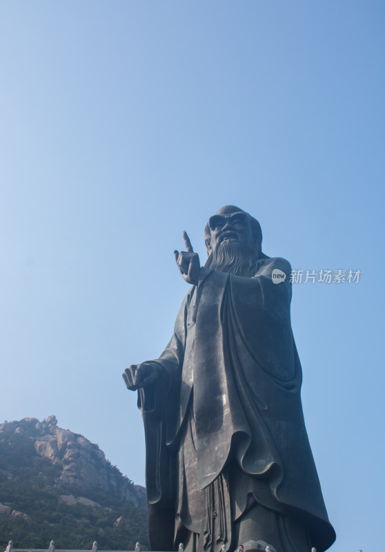 山东青岛崂山景区巨大的老子雕像